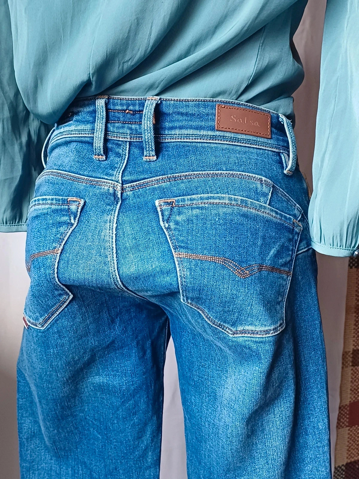 Jean salsa azul com detalhe de couro push up wonder tamanho US 29 – photo 5